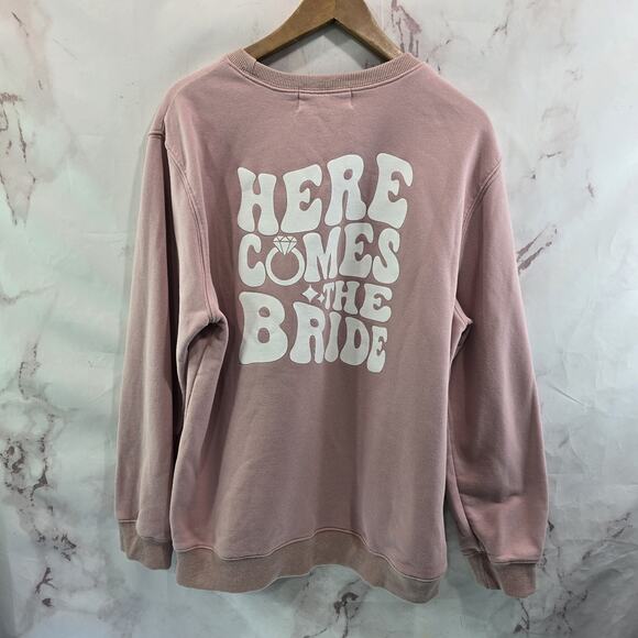 Heirloom Bridal Sweatshirt Womens XL Pink Pullover Crewneck Here Comes The Bride - Picture 1 of 12
